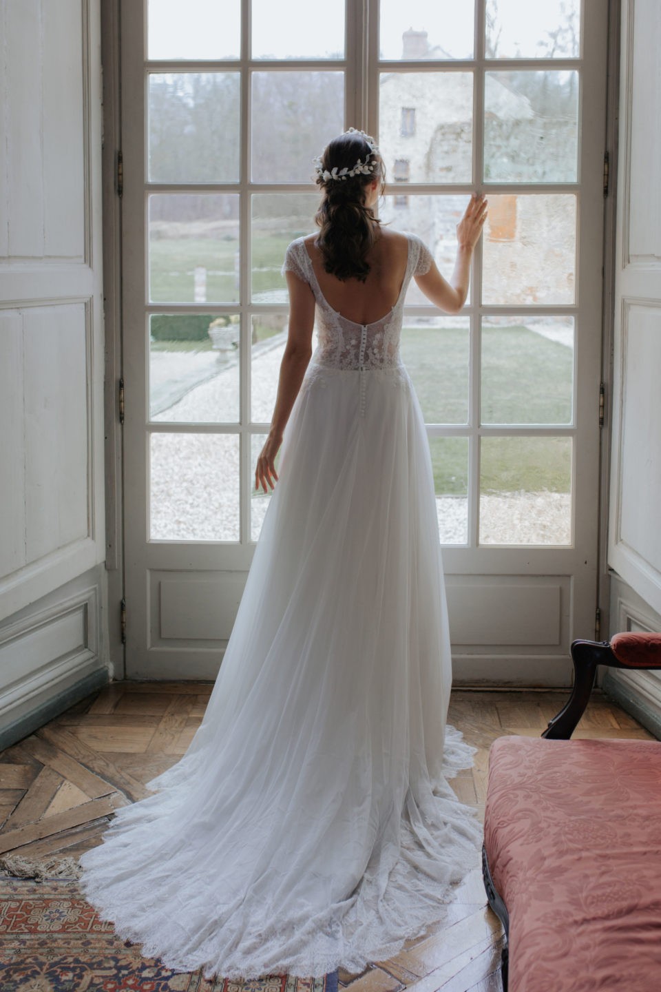 femme dans une robe de mariée bohème chic