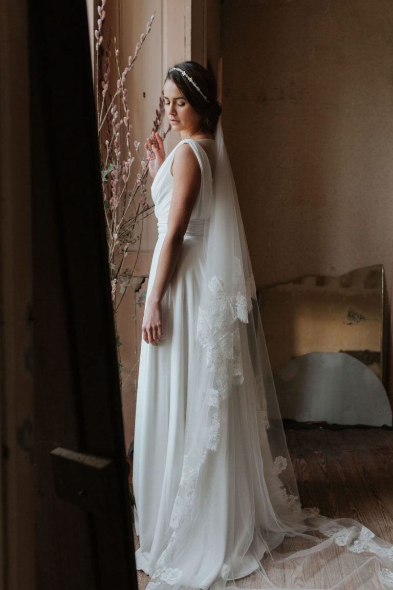femme dans une robe de mariée épurée et fluide