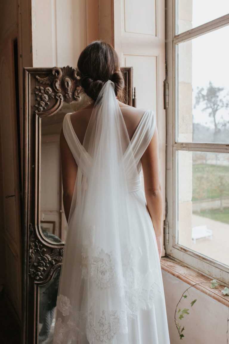 femme dans une robe de mariée épurée et fluide