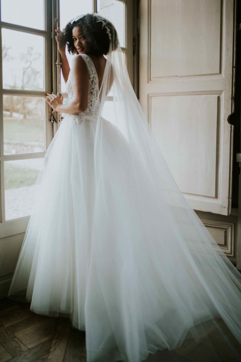 femme dans une robe de mariée princesse