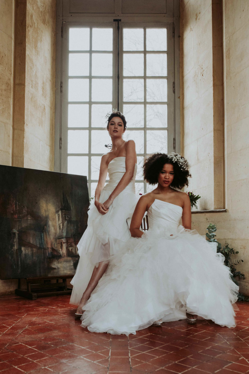 femme dans une robe de mariée bustier originale