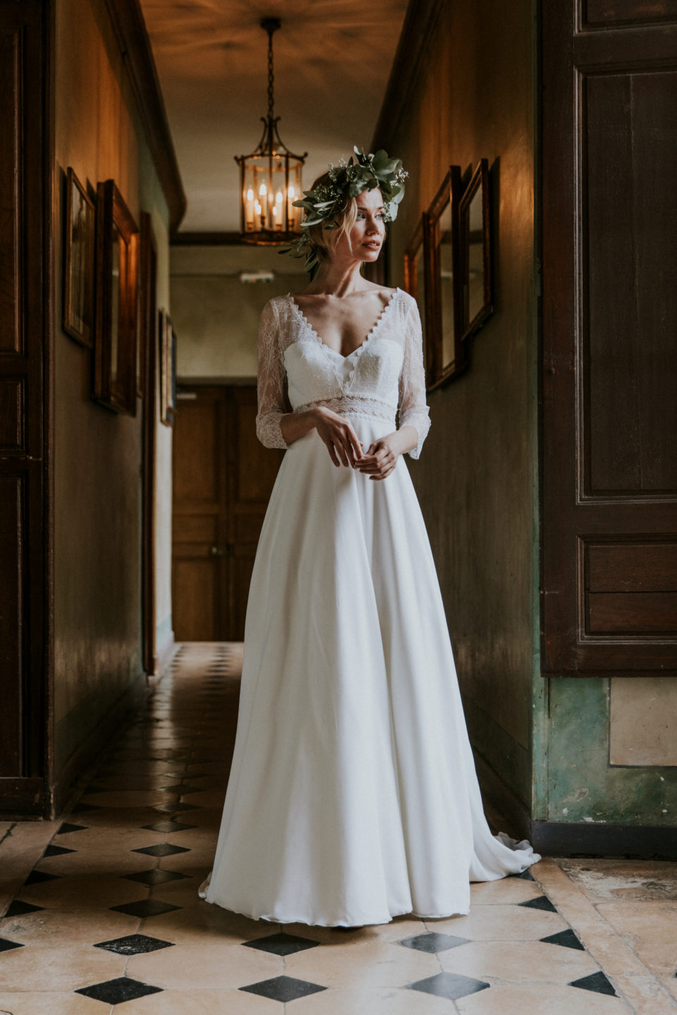 femme dans une robe de mariée bohème chic