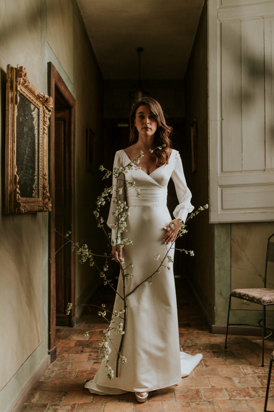 femme dans une robe de mariée sirène en satin