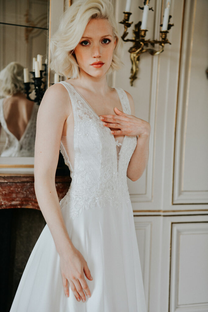 femme avec une robe de mariée brillante au château de Vallery