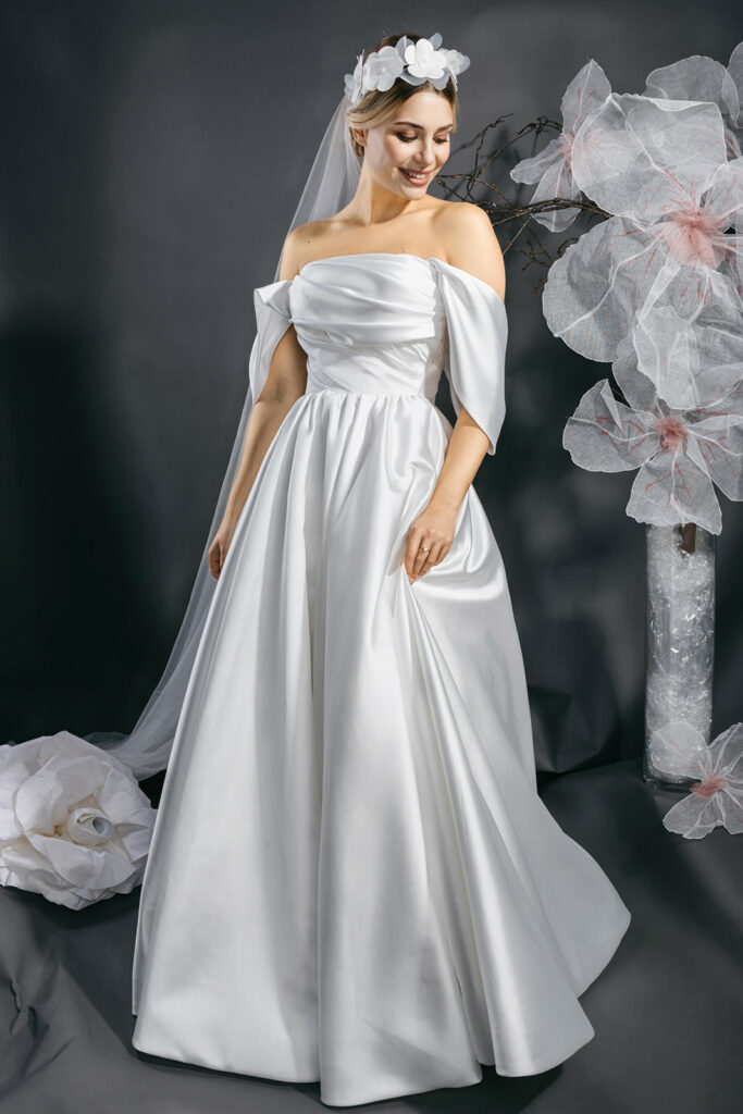 femme dans une robe de mariée princesse en satin