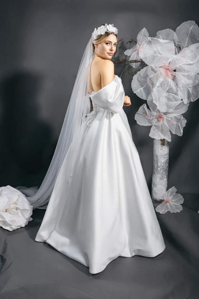 femme dans une robe de mariée princesse en satin