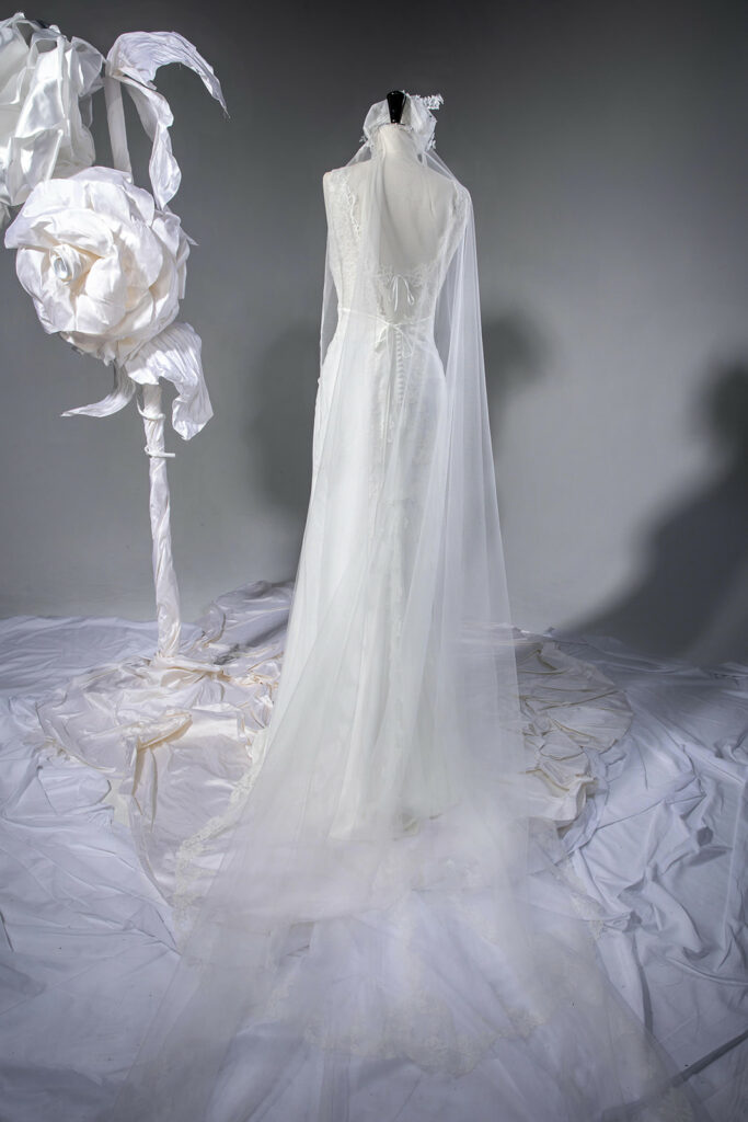 femme dans une robe de mariée élégante en dentelle