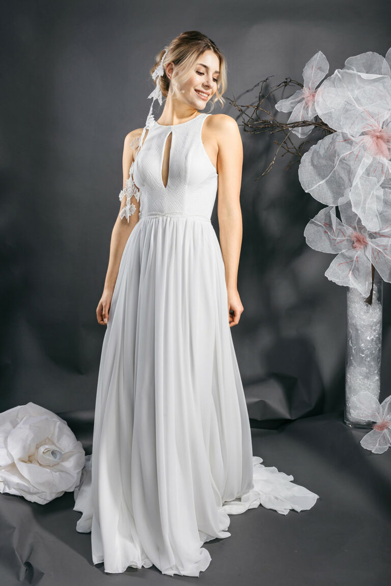 femme dans une robe de mariée bohème
