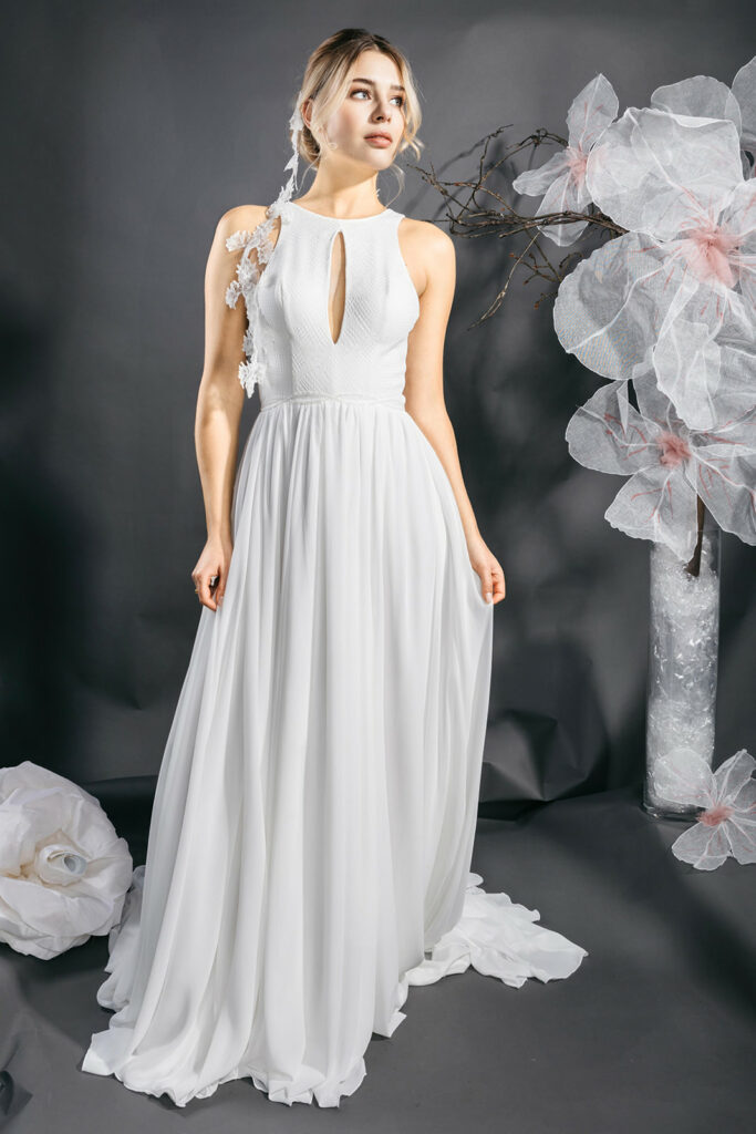 femme dans une robe de mariée bohème