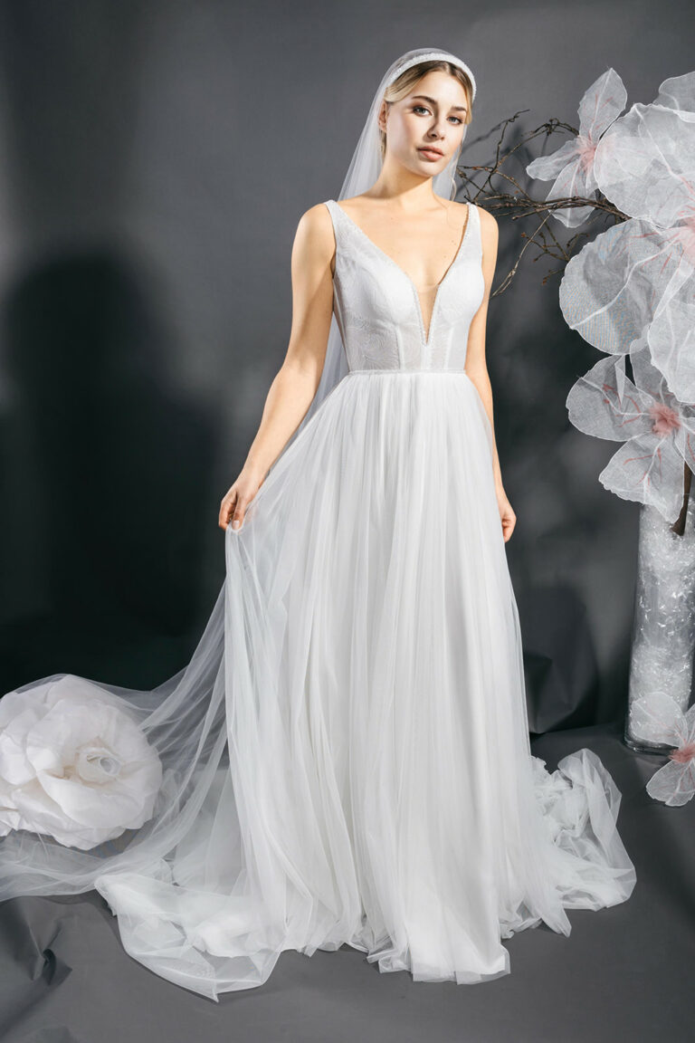 femme dans une robe de mariée fluide romantique
