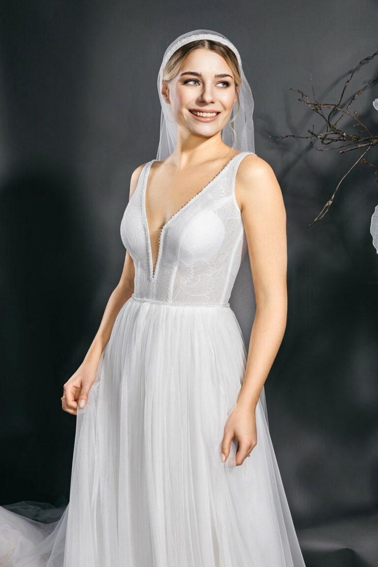 femme dans une robe de mariée fluide romantique