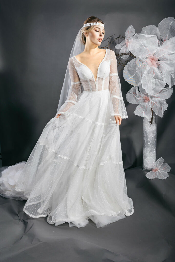 femme dans une robe de mariée bohème à manches