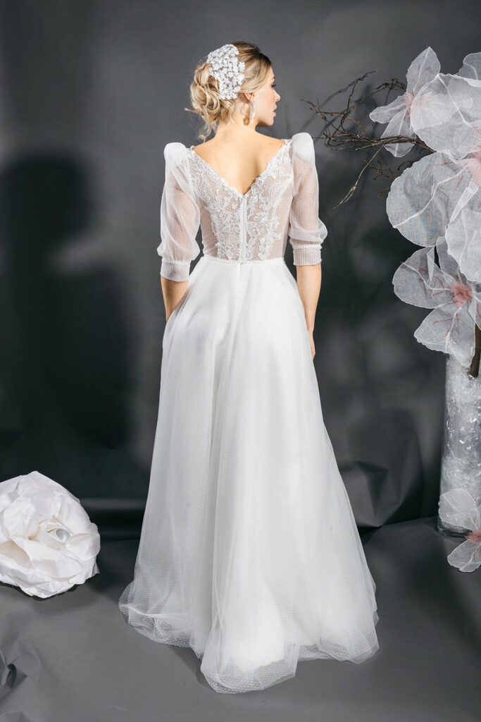 femme dans une robe de mariée romantique en dentelle