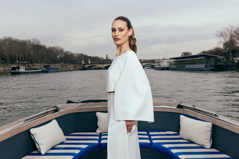 Femme portant une tenue de mariée blanche sur un bateau sur la Seine à Paris