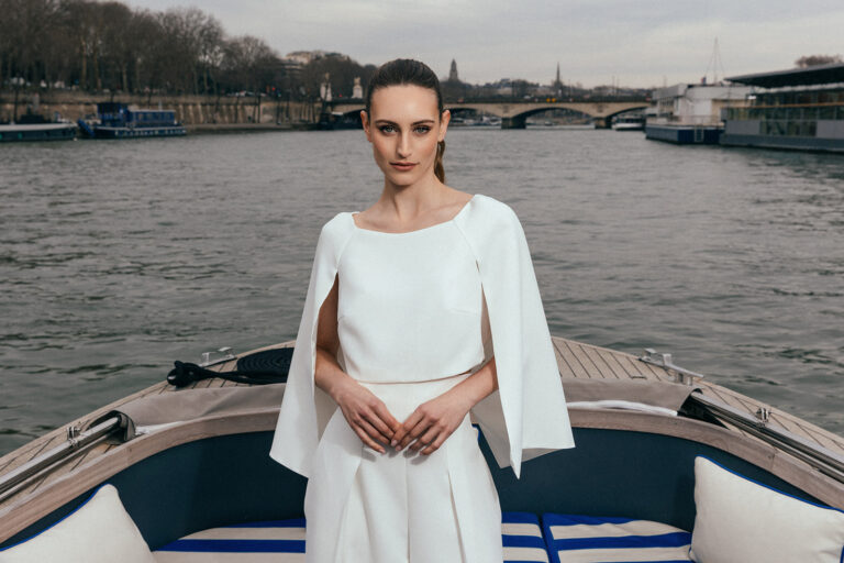 Femme portant une tenue de mariée blanche sur un bateau sur la Seine à Paris