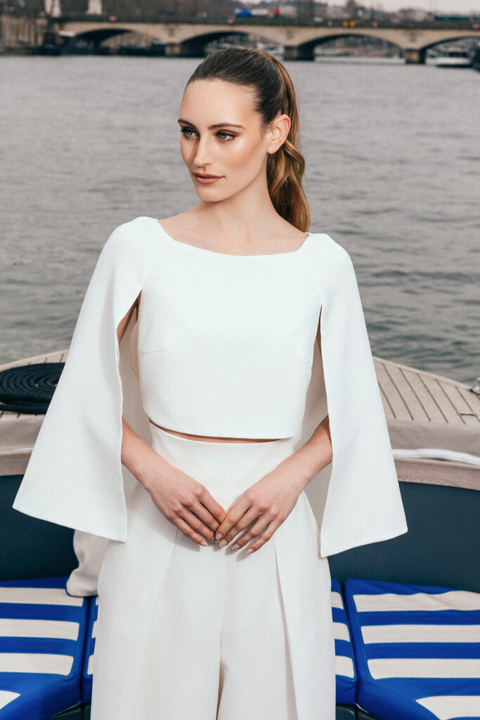 Femme portant une tenue de mariée blanche sur un bateau sur la Seine à Paris