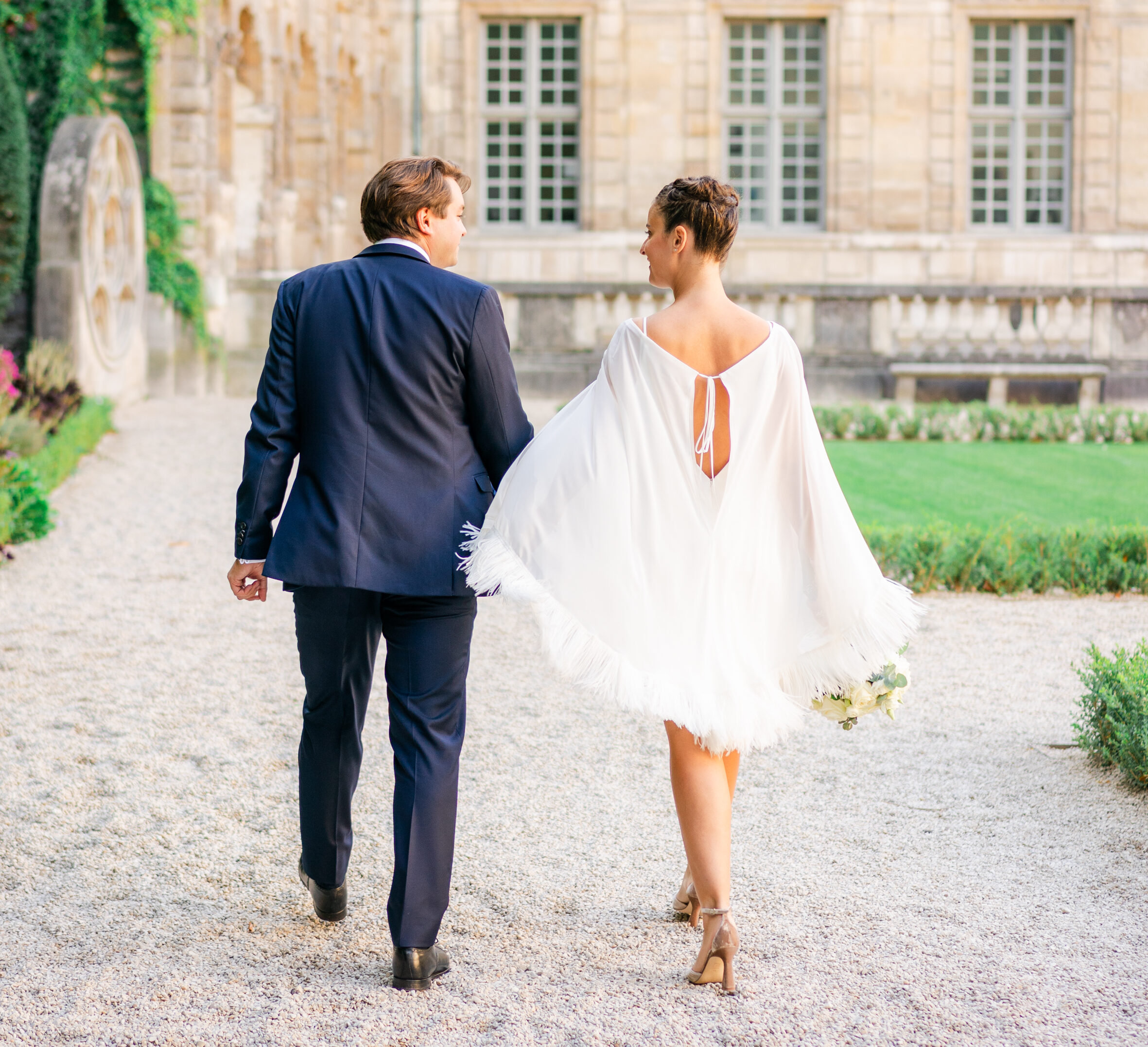couple de jeunes mariés dans un parc à Paris