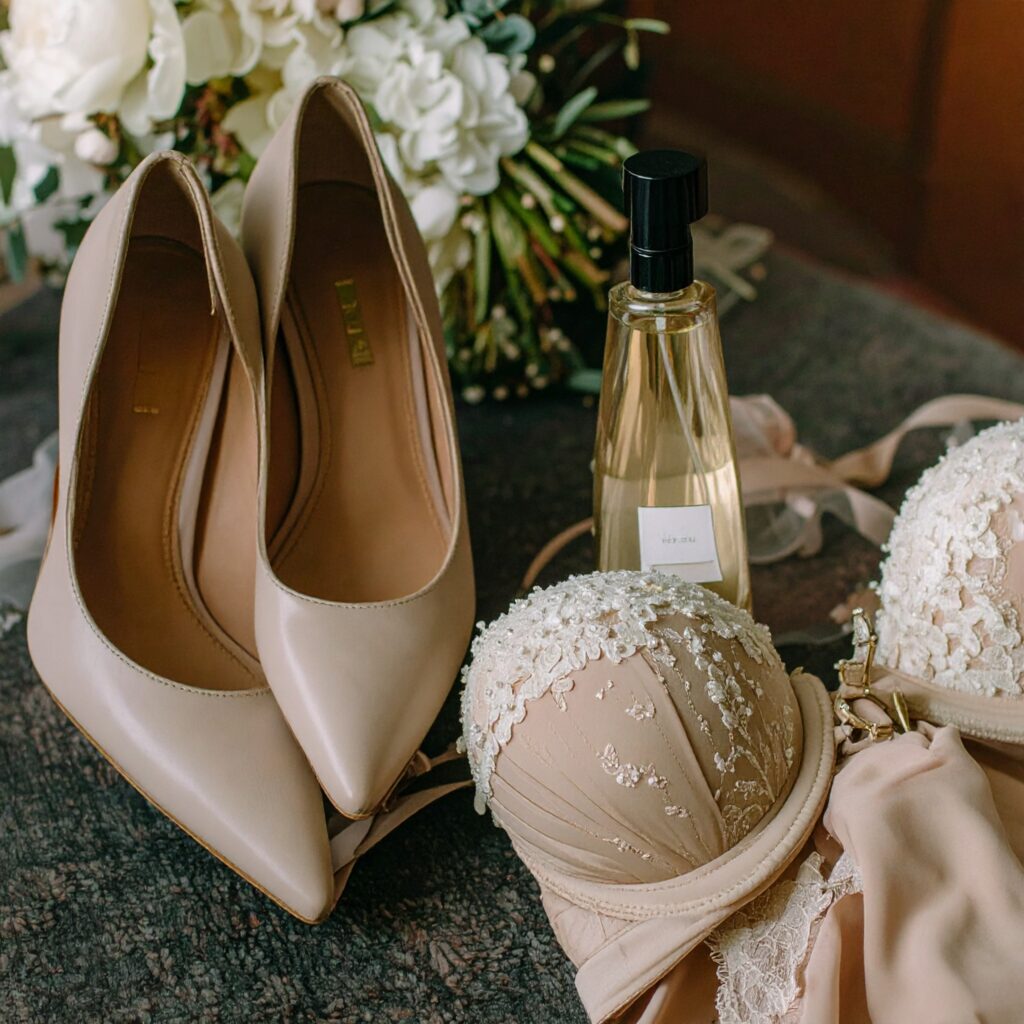 escarpins pour mariage civile, sous vêtement en dentelles et parfum pour l'occasion