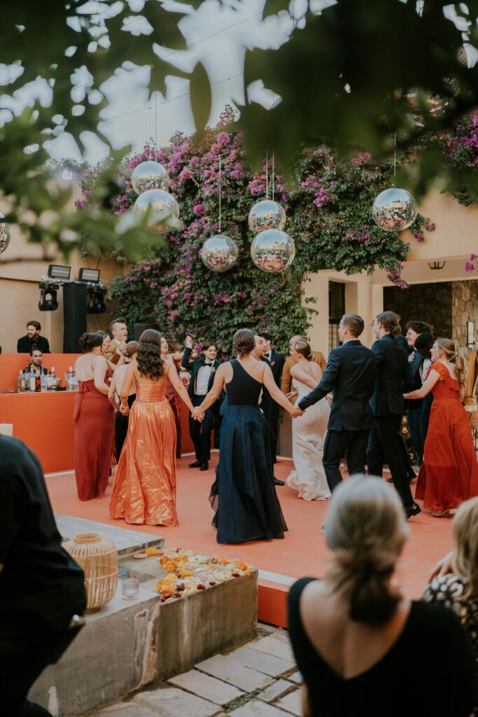 cérémonie de mariage, convives qui dansent, s'amusent