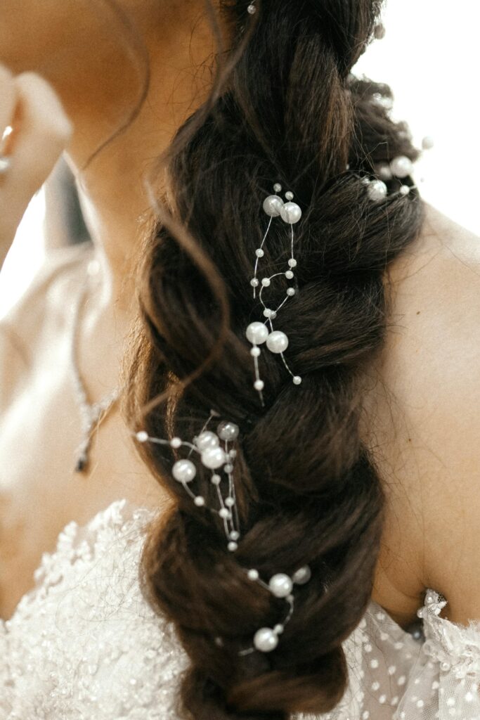bijoux dans les cheveux, tresses de la mariée, coiffure de mariage