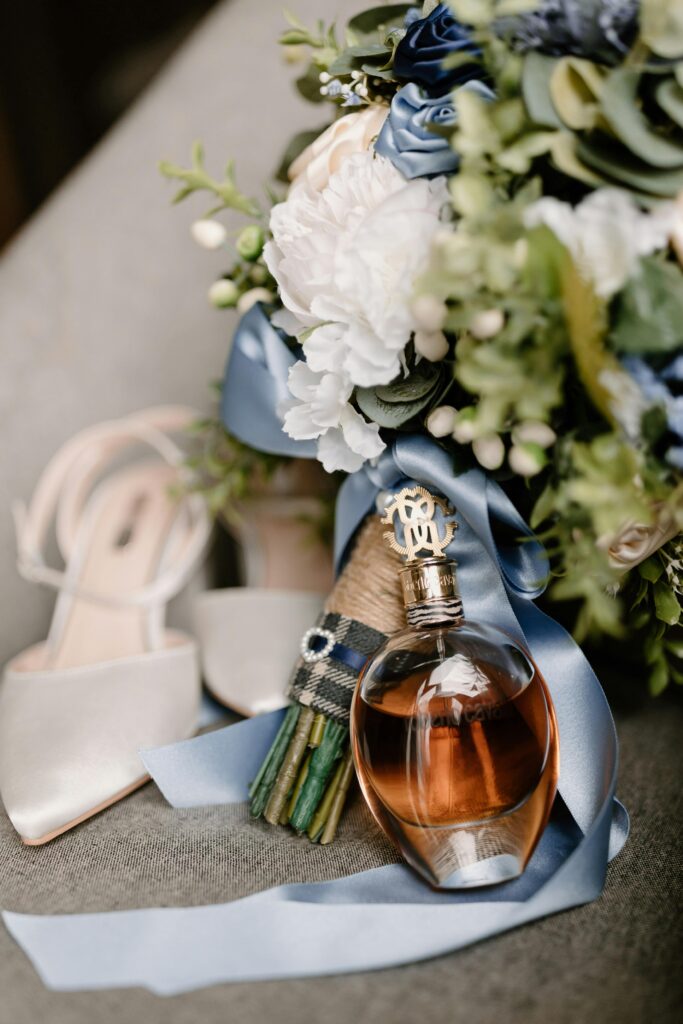paire de talons ivoire pour mariage civile, ruban bleu pour le bouquet et parfum